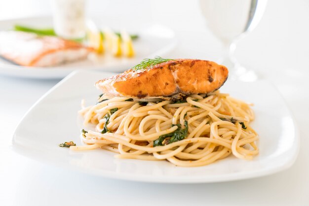 Spaghetti picante salteado con salmón