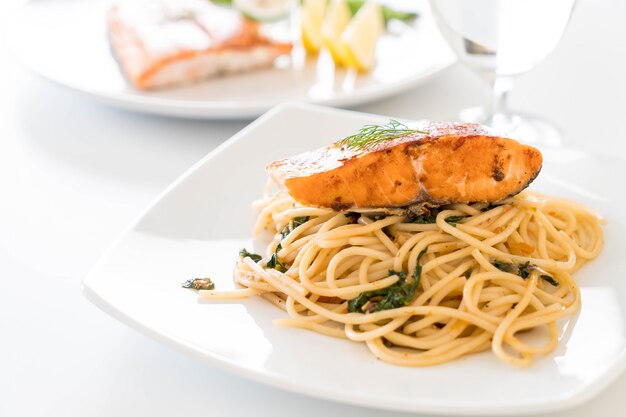 Spaghetti picante salteado con salmón