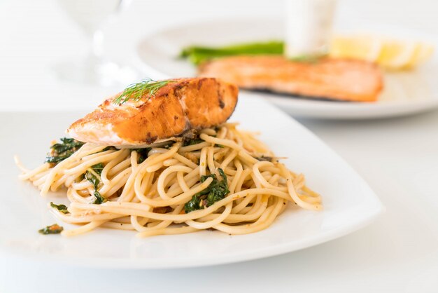 Spaghetti picante salteado con salmón