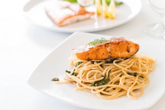 Spaghetti picante salteado con salmón