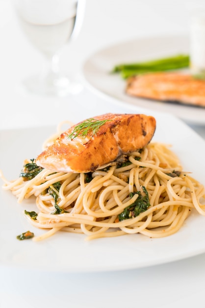 Foto gratuita spaghetti picante salteado con salmón