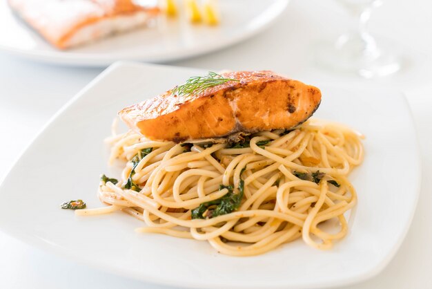 spaghetti picante salteado con salmón