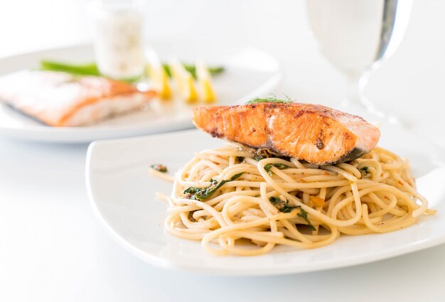 spaghetti picante salteado con salmón