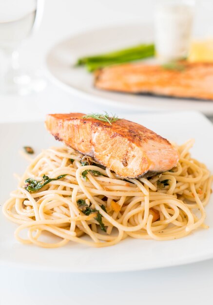 spaghetti picante salteado con salmón