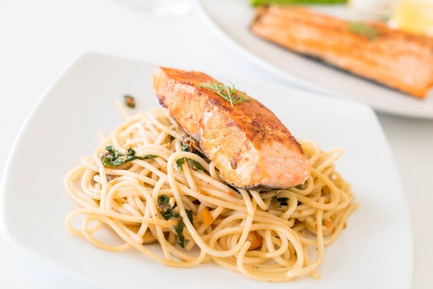 spaghetti picante salteado con salmón