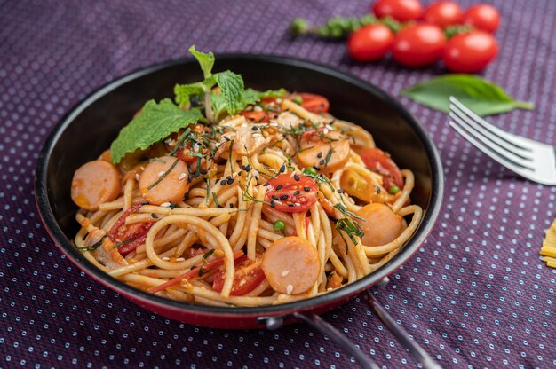 Spaghetti picante en una sartén.