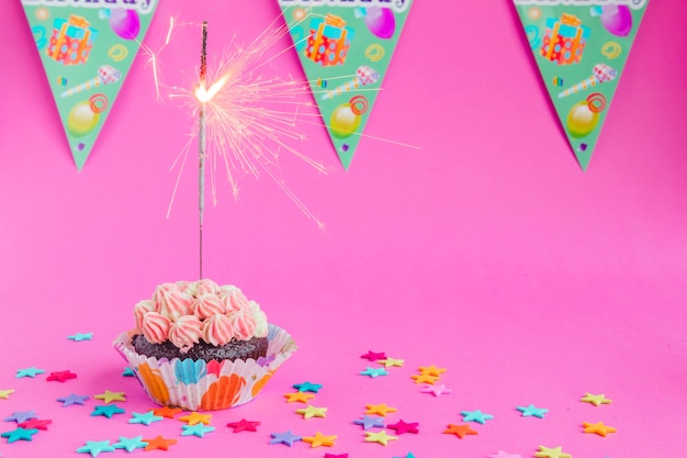 Foto gratuita sparkler que quema en cupcake