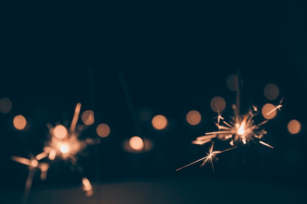 Sparklers ardiendo en el fondo oscuro bokeh