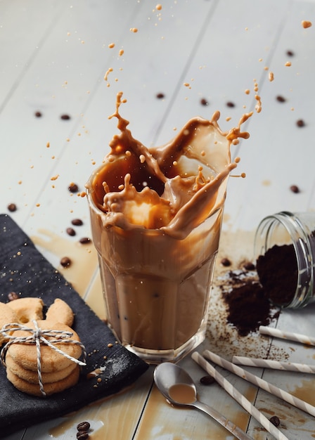 Splash de café con leche helado. Concepto de desayuno por la mañana