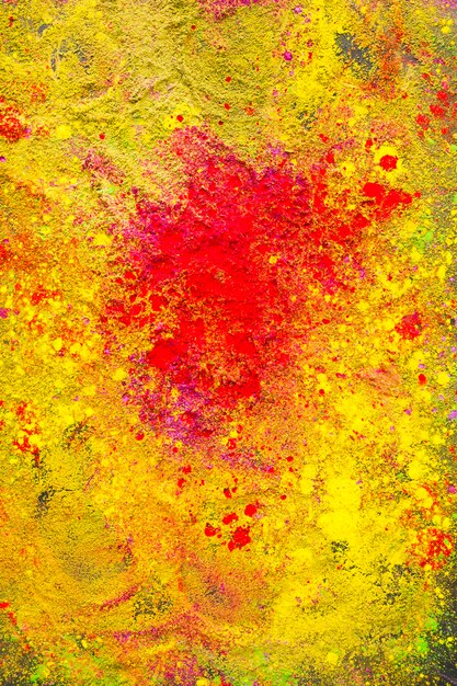 Splash rojo sobre polvo amarillo