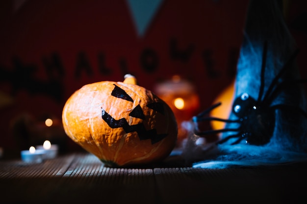 Spooky calabaza en la composición