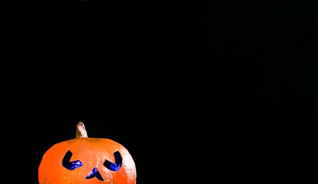 Spooky Jack-O-Lantern iluminando con luz azul dentro