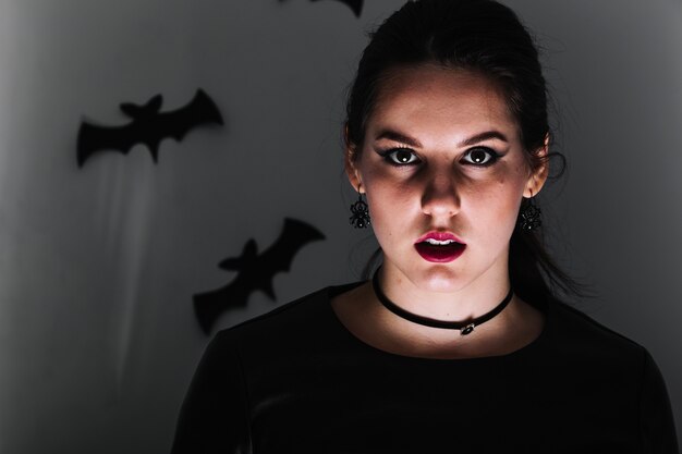 Spooky mujer en el cuarto oscuro