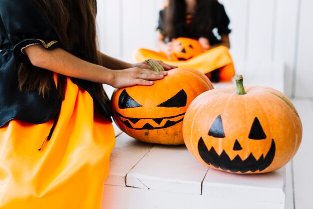 Spooky pintado calabazas de Halloween con pequeñas brujas