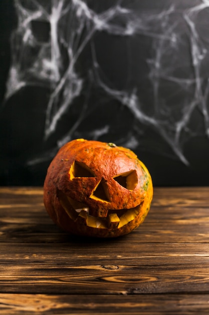 Foto gratuita spooky tallado jack-o-lantern y web