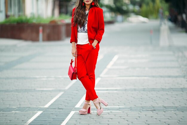 Sport chic con tacones altos en la calle.