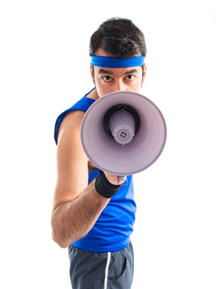 Foto gratuito sportman gritando por megáfono