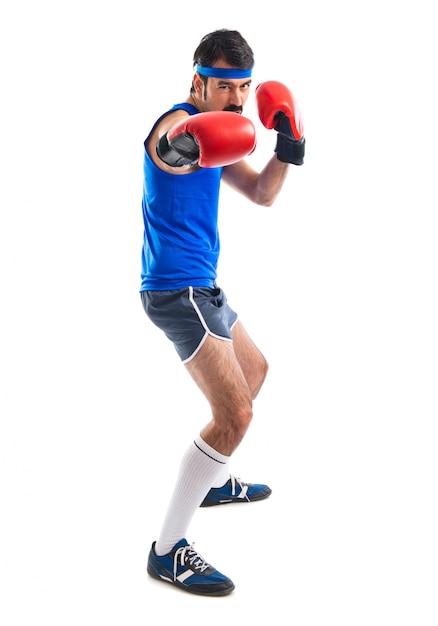 Sportman con guantes de boxeo