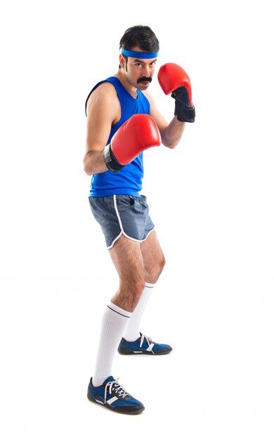Sportman vintage con guantes de boxeo