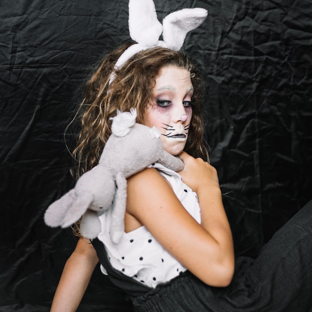 Sppoky chica con conejo haciendo cara divertida