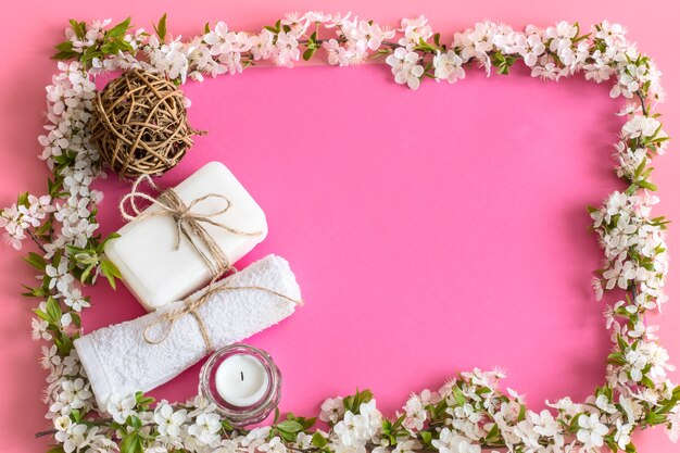 Spring Spa Still Life en pared rosa aislada con flores de primavera