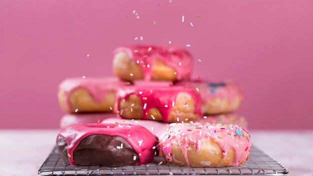 Sprinkles cayendo sobre donas glaseadas