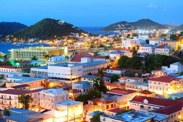 St Thomas mountain view temprano en la mañana