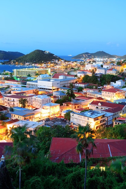 St Thomas mountain view temprano en la mañana