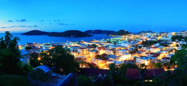 St Thomas mountain view temprano en la mañana