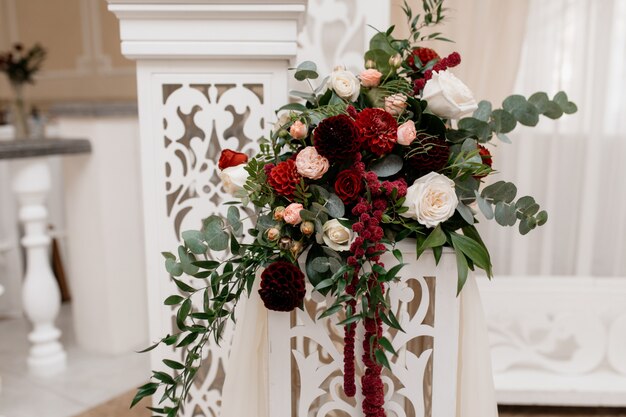 Stand con bouquet para ceremonia de boda