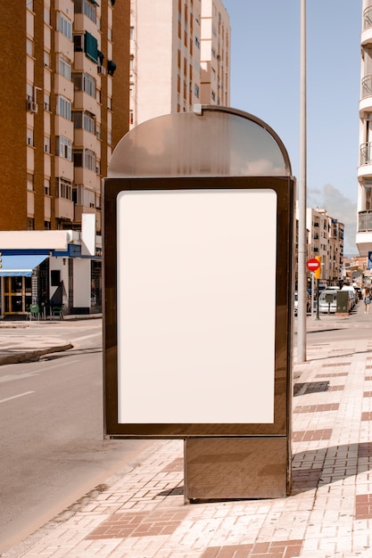 Stand publicitario en blanco junto a la calle de la ciudad.