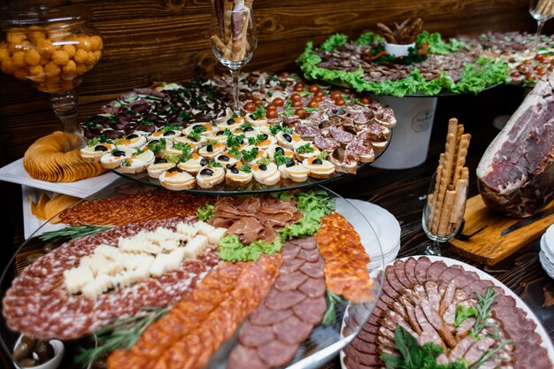 Stands en capas con variedad de carne en rodajas