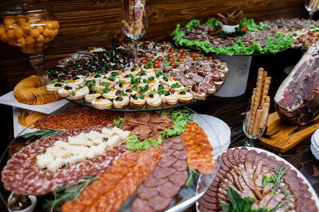 Stands en capas con variedad de carne en rodajas