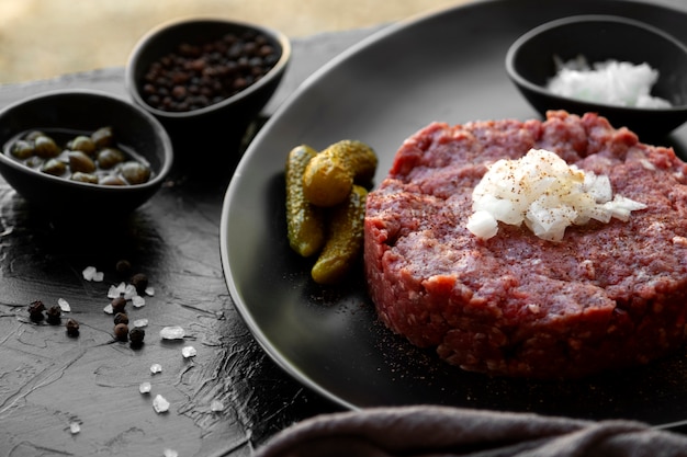 Foto gratuita steak tartar plato con carne de vacuno y otros ingredientes