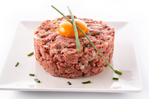 Steak tartar de ternera aislado sobre fondo blanco.