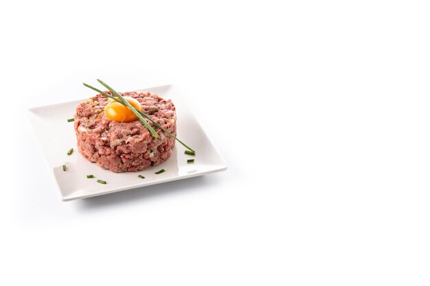 Steak tartar de ternera aislado sobre fondo blanco.