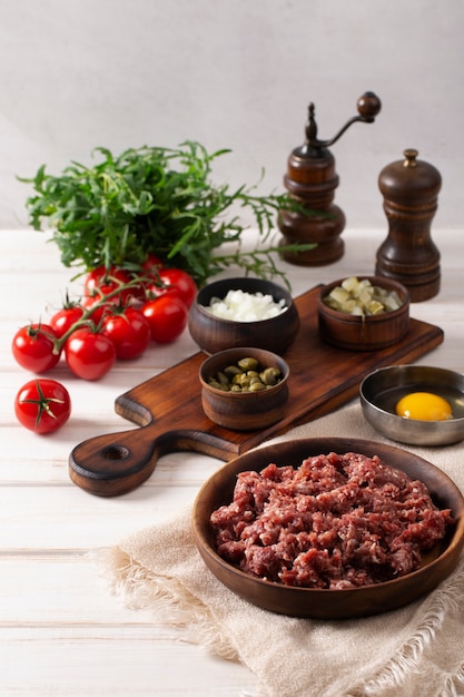 Foto gratuita steak tartar de ternera bodegón