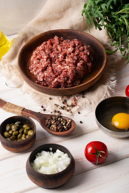 Foto gratuita steak tartar de ternera bodegón