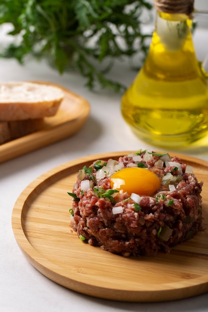 Foto gratuita steak tartar de ternera bodegón