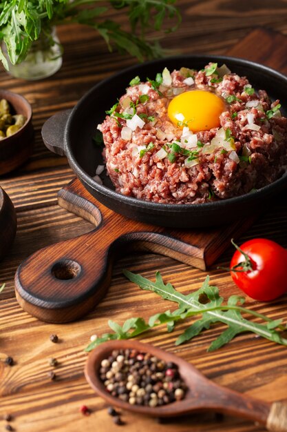 Foto gratuita steak tartar de ternera bodegón