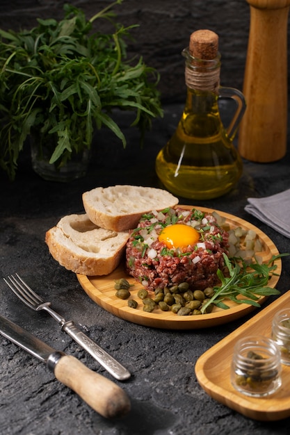 Foto gratuita steak tartar de ternera bodegón