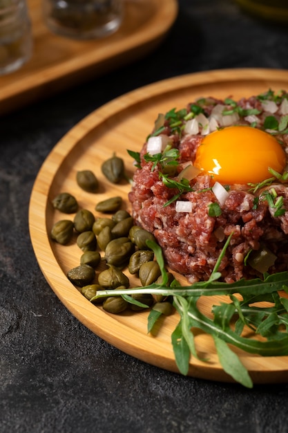 Foto gratuita steak tartar de ternera bodegón