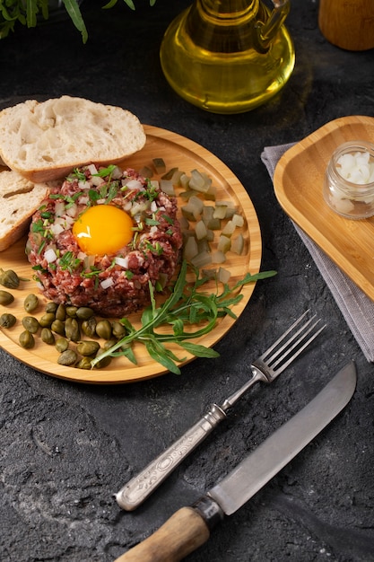 Foto gratuita steak tartar de ternera bodegón