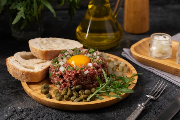 Foto gratuita steak tartar de ternera bodegón