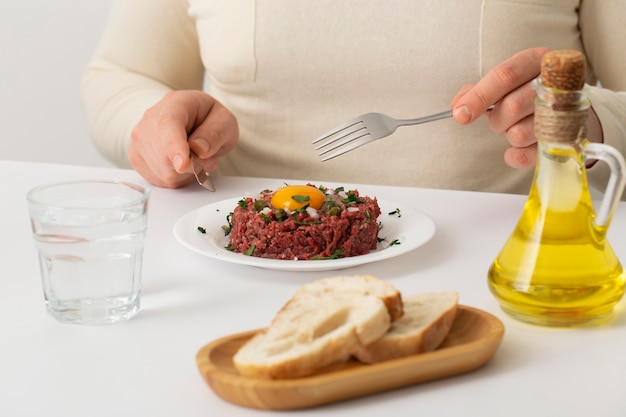 Foto gratuita steak tartar de ternera bodegón