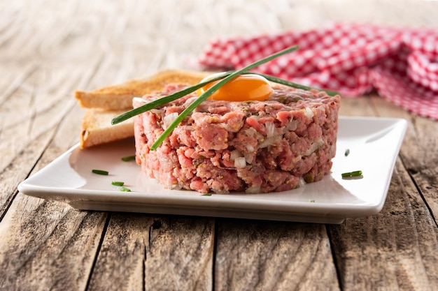 Steak tartar de ternera sobre mesa de madera