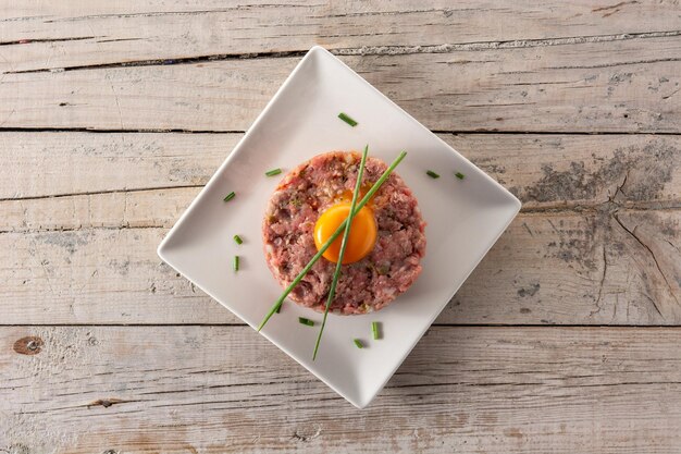 Steak tartar de ternera sobre mesa de madera