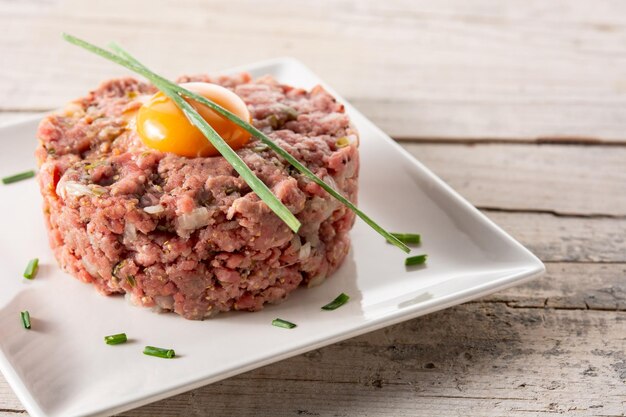 Steak tartar de ternera sobre mesa de madera