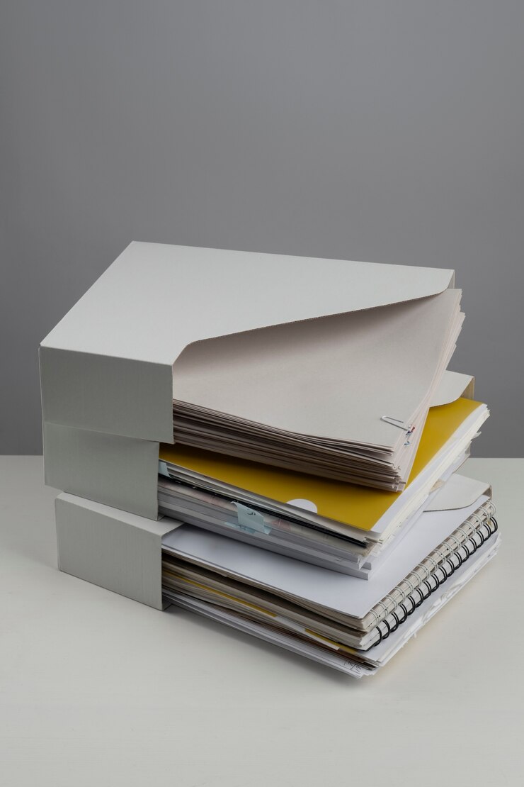 Photo Gratis still life tumpukan kertas dan dokumen