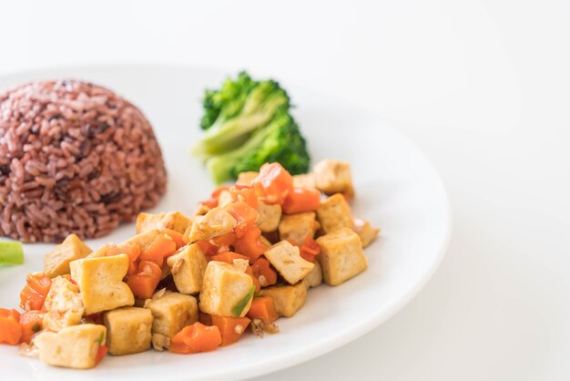 Stir Tofu Frito y Zanahoria con Berry Rice